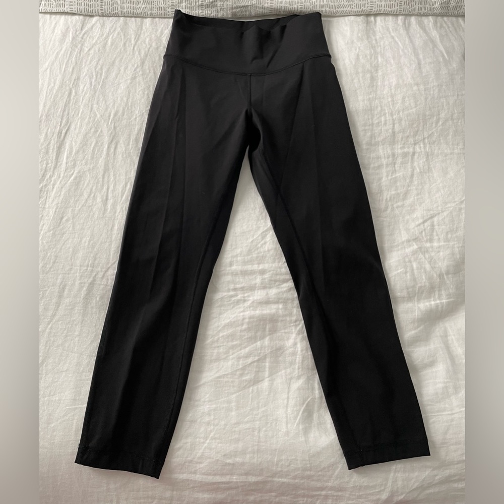 Lululemon black Wunder under - small hole details along back of leg size 8 EUC